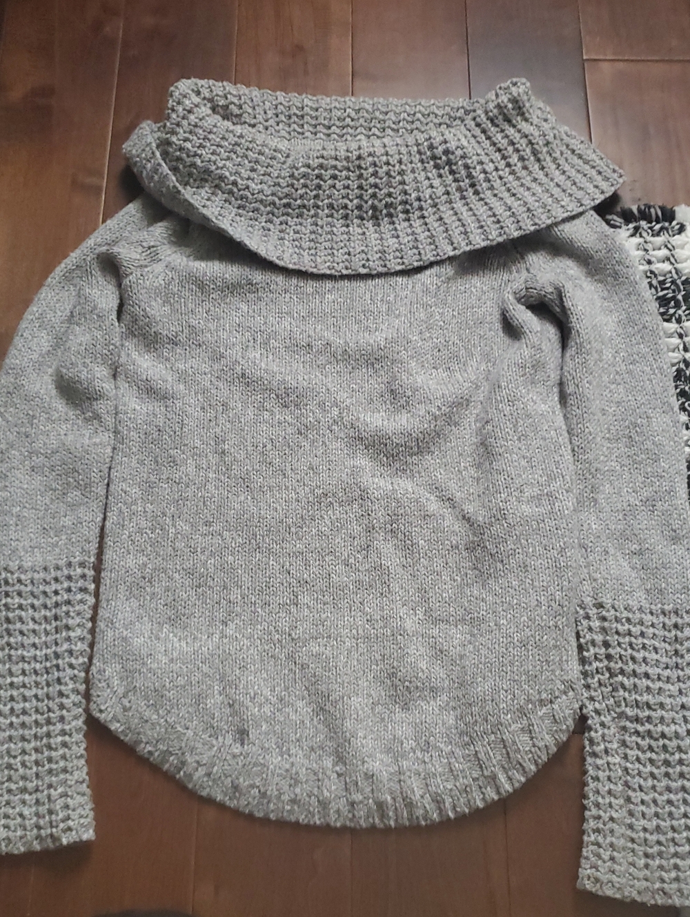 Abercrombie & Fitch Light Gray Off-Shoulder Foldover Collar Sweater Size Small
